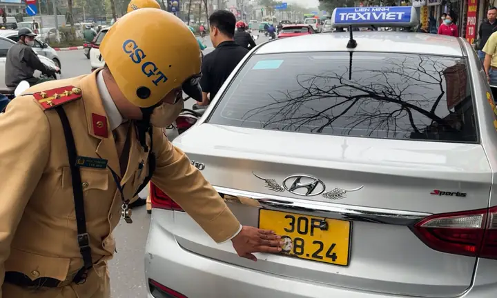 Biển Số Xe Ô Tô Bị Mờ: Cách Xử Lý Đúng Theo Luật Giao Thông Biển Số Xe Ô Tô Bị Mờ: Cách Xử Lý Đúng Theo Luật Giao Thông