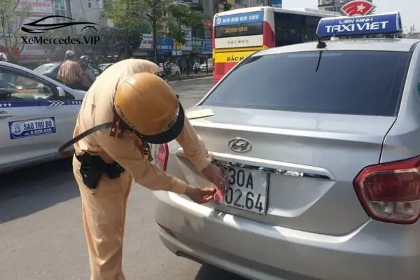 Cách Tháo Biển Số Xe Ô Tô: Hướng Dẫn Chi Tiết Từ A Đến Z Cách Tháo Biển Số Xe Ô Tô: Hướng Dẫn Chi Tiết Từ A Đến Z