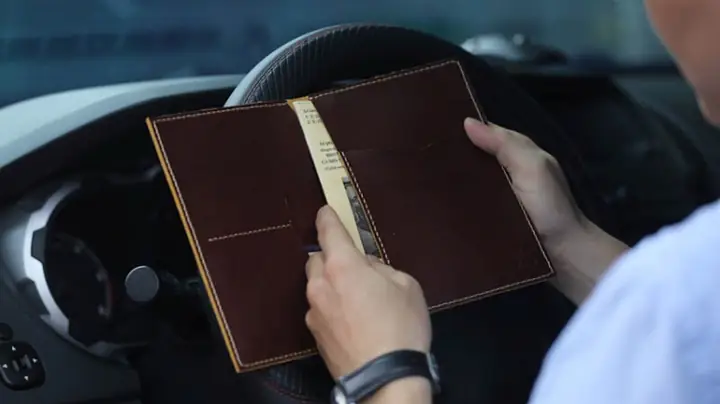 Có Nên Để Giấy Tờ Gốc Trong Xe Ô Tô? Có Nên Để Giấy Tờ Gốc Trong Xe Ô Tô?