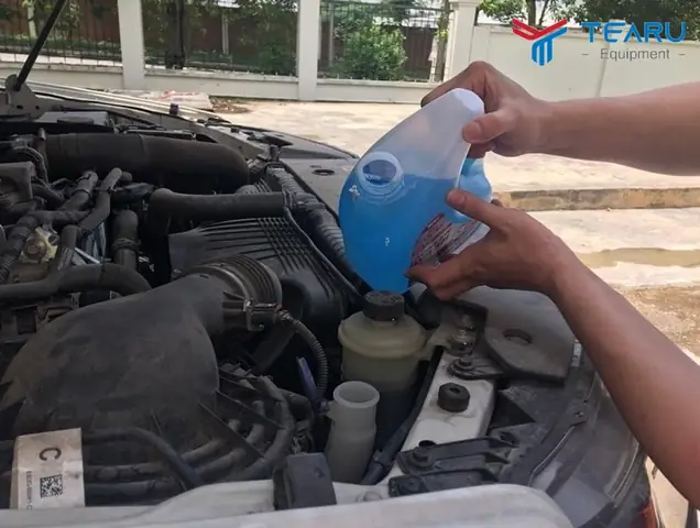 Hướng Dẫn Đổ Nước Rửa Kính Xe Ô Tô Đúng Cách