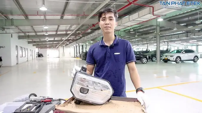 Hàn Nhựa Đèn Xe Ô Tô: Quy Trình Chuẩn, Kỹ Thuật & Lưu Ý Từ Chuyên Gia Hàn Nhựa Đèn Xe Ô Tô: Quy Trình Chuẩn, Kỹ Thuật & Lưu Ý Từ Chuyên Gia