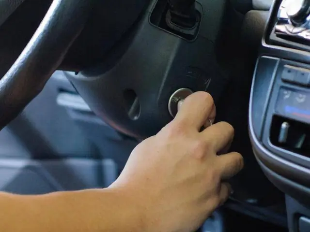 Xe Ô Tô Đề Khó Nổ: Nguyên Nhân & Cách Xử Lý Từ A Đến Z Xe Ô Tô Đề Khó Nổ: Nguyên Nhân & Cách Xử Lý Từ A Đến Z