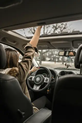 Hình Ảnh Phụ Nữ Lái Xe Ô Tô: Phân Tích Xu Hướng Và Ý Nghĩa