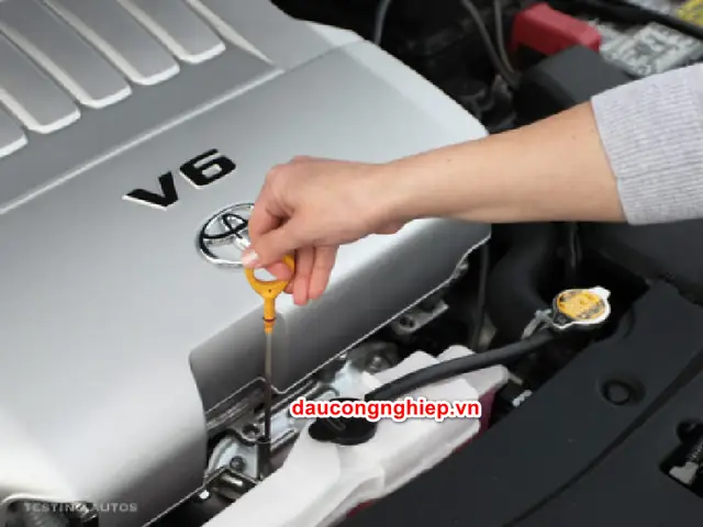 Hướng Dẫn Chi Tiết Cách Kiểm Tra Và Thay Dầu Động Cơ Xe Ô Tô Đúng Chuẩn Hướng Dẫn Chi Tiết Cách Kiểm Tra Và Thay Dầu Động Cơ Xe Ô Tô Đúng Chuẩn