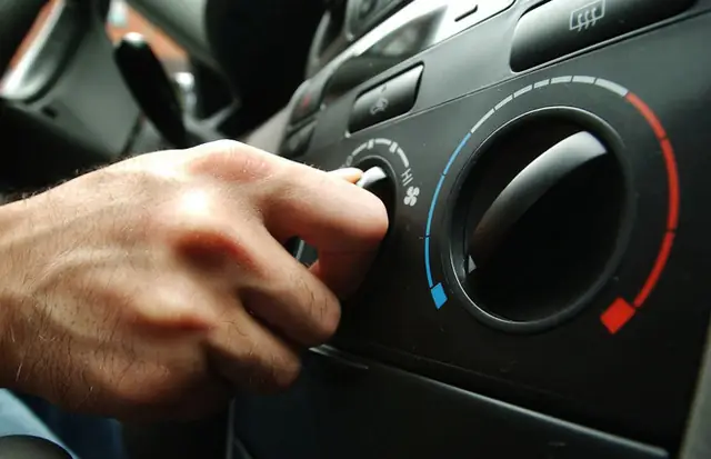 Cách Xử Lý Kính Ô Tô Bị Mờ Hiệu Quả Và An Toàn Nhất