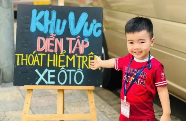 Thoát Hiểm Trên Xe Ô Tô: 5 Bước Sống Còn Mọi Tài Xế Cần Biết Thoát Hiểm Trên Xe Ô Tô: 5 Bước Sống Còn Mọi Tài Xế Cần Biết