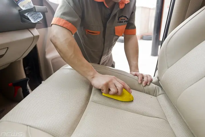 Hướng Dẫn Làm Sạch Ghế Da Xe Ô Tô Tại Nhà Đúng Chuẩn