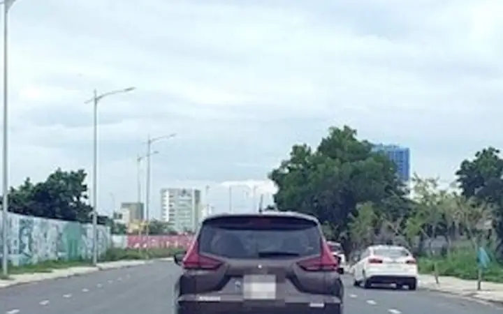 Hướng Dẫn Toàn Tập Về Lỗi Đè Vạch Kẻ Liền: Quy Định Phạt & Cách Tránh Cho Ô Tô
