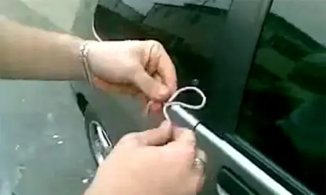 Quên Chìa Khóa Trong Xe Ô Tô: Cách Mở Cửa An Toàn & Phòng Ngừa Quên Chìa Khóa Trong Xe Ô Tô: Cách Mở Cửa An Toàn & Phòng Ngừa