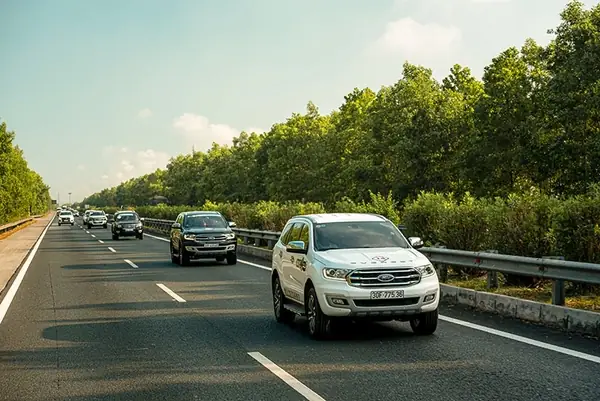 Quy Định Tốc Độ Xe Ô Tô: Tổng Hợp Toàn Diện & Giải Đáp Mọi Thắc Mắc