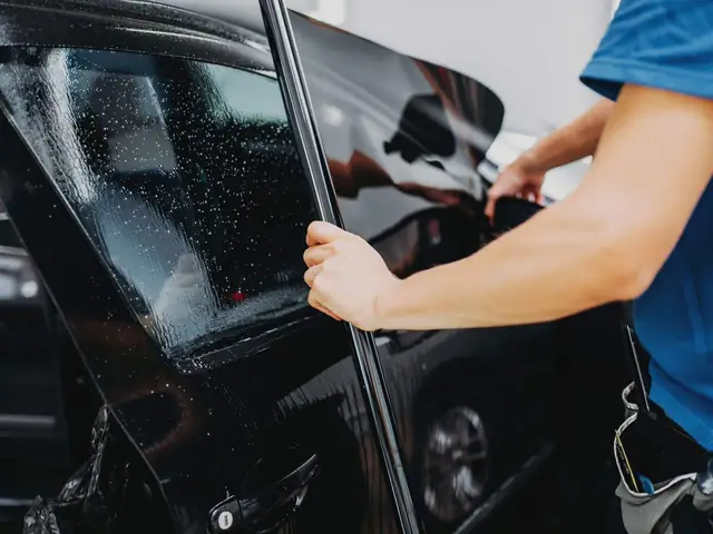 Tấm Cách Nhiệt Ô Tô: Đánh Giá Chi Tiết Về Công Dụng, Loại Phim & Lưu Ý Khi Dán Tấm Cách Nhiệt Ô Tô: Đánh Giá Chi Tiết Về Công Dụng, Loại Phim & Lưu Ý Khi Dán
