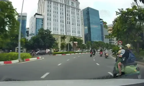 Xe Máy Tạt Đầu Ô Tô: Hướng Dẫn Toàn Tập Về An Toàn Giao Thông