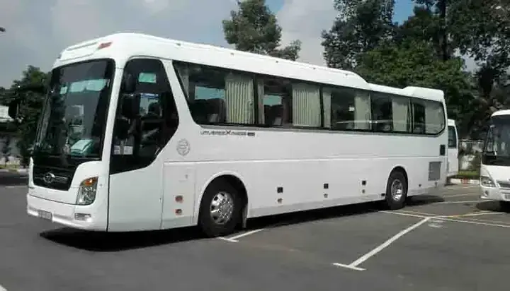 Xe Ô Tô 45 Chỗ: Tiêu Chuẩn Vàng Cho Xe Khách Du Lịch Và Doanh Nghiệp Xe Ô Tô 45 Chỗ: Tiêu Chuẩn Vàng Cho Xe Khách Du Lịch Và Doanh Nghiệp