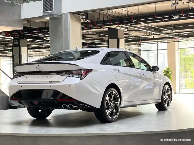 Bảng Giá Xe Hyundai Elantra 2026 & Phân Tích Chi Phí Lăn Bánh Toàn Diện Bảng Giá Xe Hyundai Elantra 2026 & Phân Tích Chi Phí Lăn Bánh Toàn Diện
