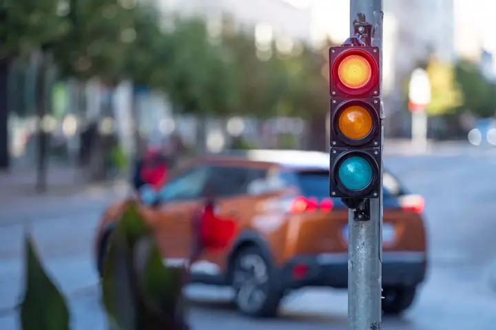 Cách Lái Xe Ô Tô Khi Dừng Đèn Đỏ Đúng Kỹ Thuật