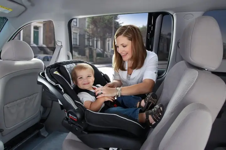 Hướng Dẫn Chi Tiết Cách Thắt Dây An Toàn Cho Trẻ Em Trên Xe Ô Tô