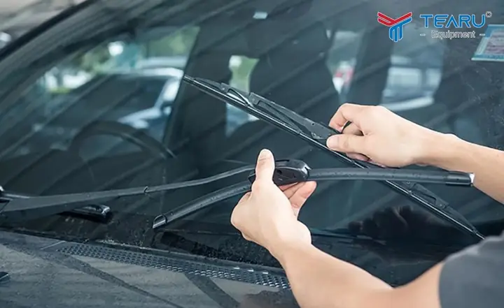 Hướng Dẫn Chi Tiết Cách Thay Cần Gạt Mưa Ô Tô Tại Nhà