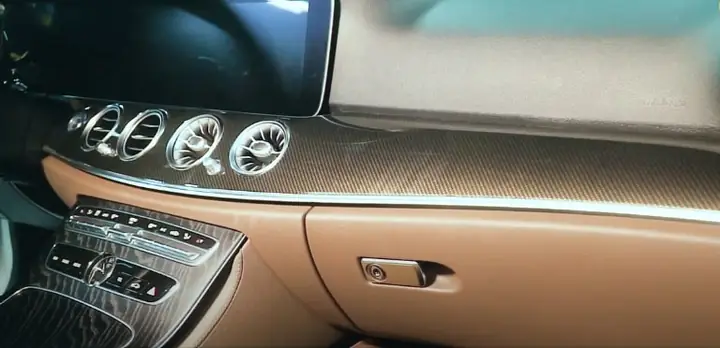 Dán Carbon Xe Ô Tô: Bí Quyết Tân Trang & Bảo Vệ Xế Yêu Dán Carbon Xe Ô Tô: Bí Quyết Tân Trang & Bảo Vệ Xế Yêu