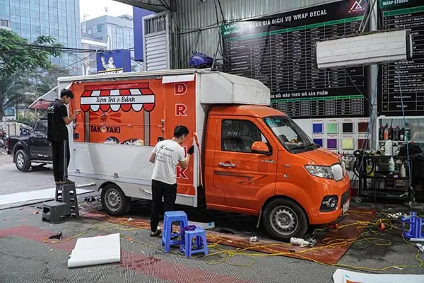 Decal Dán Xe Ô Tô Tải: Hướng Dẫn Kỹ Thuật & Chiến Lược Quảng Cáo Tối Ưu Decal Dán Xe Ô Tô Tải: Hướng Dẫn Kỹ Thuật & Chiến Lược Quảng Cáo Tối Ưu