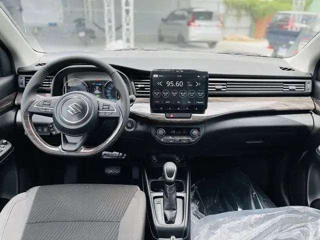 Giá Xe Suzuki Ertiga 7 Chỗ Mới Nhất: Đánh Giá Chi Tiết & Lời Khuyên Mua Xe