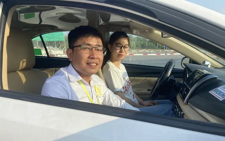 Học Lái Xe Ô Tô 4 Chỗ: Quy Trình Chi Tiết Từ A Đến Z Cho Người Mới Bắt Đầu Học Lái Xe Ô Tô 4 Chỗ: Quy Trình Chi Tiết Từ A Đến Z Cho Người Mới Bắt Đầu