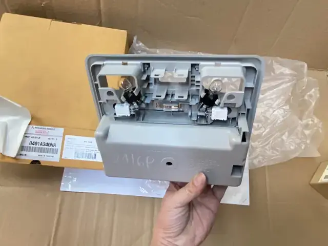 Hộp Cất Kính Trên Xe Ô Tô: Hướng Dẫn Toàn Tập Từ A Đến Z