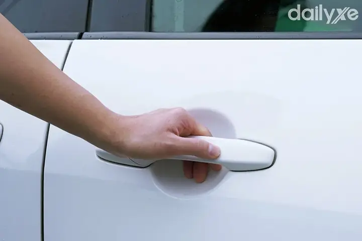 Không Đóng Được Cửa Xe Ô Tô: Nguyên Nhân & Cách Khắc Phục Hiệu Quả Không Đóng Được Cửa Xe Ô Tô: Nguyên Nhân & Cách Khắc Phục Hiệu Quả