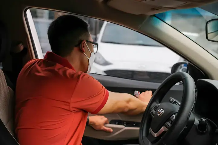 Cửa Xe Ô Tô Không Mở Được Từ Bên Ngoài: Nguyên Nhân & Khắc Phục