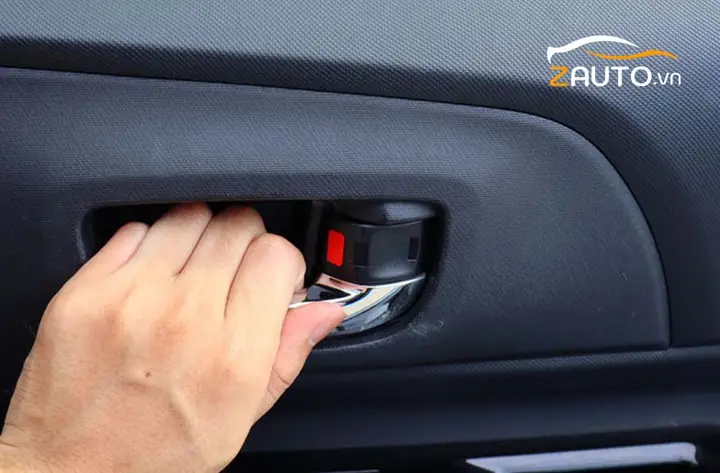 Không Mở Được Cửa Xe Ô Tô Từ Trong: Nguyên Nhân & Cách Khắc Phục Chi Tiết