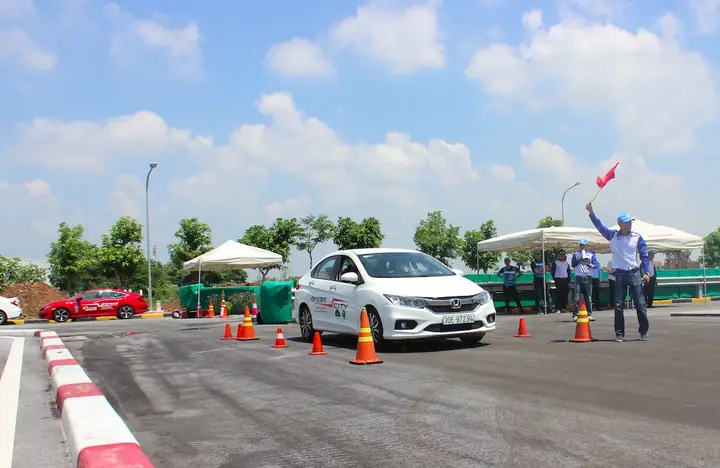 Hướng Dẫn Lái Thử Xe Ô Tô: 12 Bước Đánh Giá Chuyên Sâu Trước Khi Mua