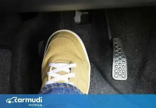 Lái Xe Ô Tô Nên Đi Giày Bệt Lái Xe Ô Tô Nên Đi Giày Bệt
