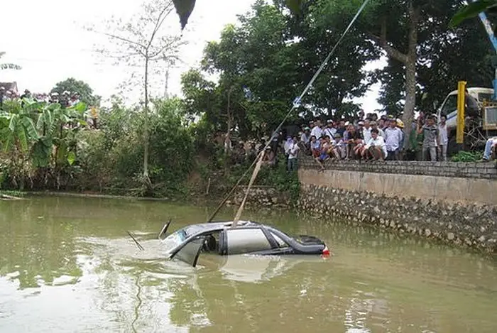 Lái Xe Ô Tô Rơi Xuống Nước Sông Hồng