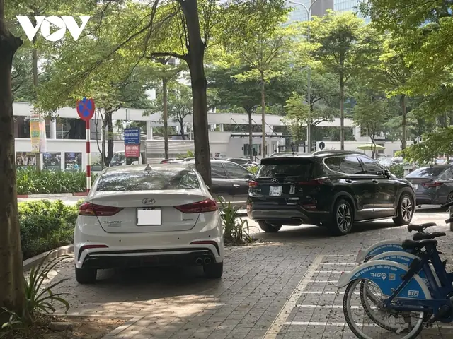 Lấn Chiếm Vỉa Hè Xe Ô Tô Lấn Chiếm Vỉa Hè Xe Ô Tô
