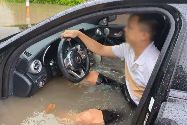 Mơ Xe Ô Tô Bị Ngập Nước Đánh Con Gì? Phân Tích Kỹ Thuật Và Hướng Dẫn Xử Lý