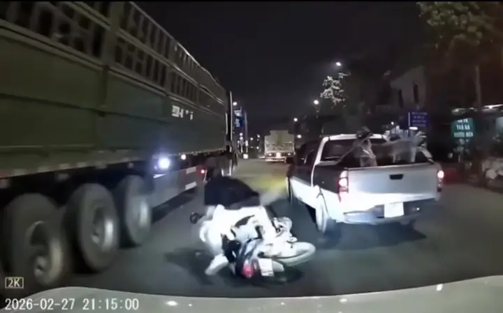 Một Con Lắc Đơn Gắn Vào Trần Xe Ô Tô Một Con Lắc Đơn Gắn Vào Trần Xe Ô Tô
