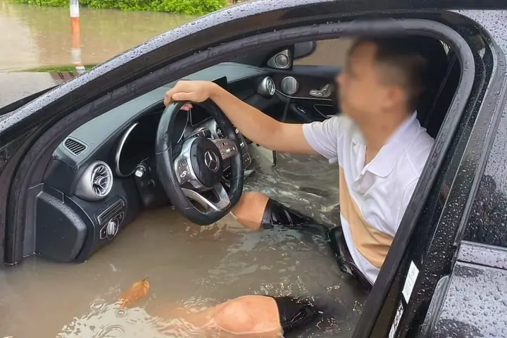 Mưa Lớn Ngập Xe Ô Tô Mưa Lớn Ngập Xe Ô Tô
