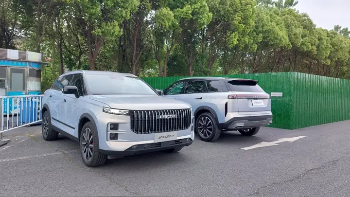 Nằm Sàn Xe Ô Tô Đi Buôn Hàng Trung Quốc