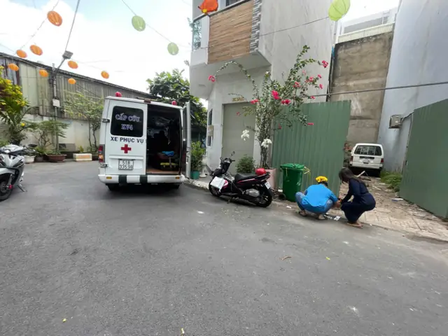 Ném Đât Vào Xe Ô Tô Đang Đậu Ném Đât Vào Xe Ô Tô Đang Đậu