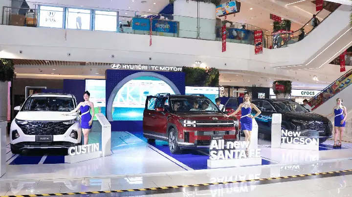 Ngọc Trinh Thử Nghiệm Xe Ô Tô Ngọc Trinh Thử Nghiệm Xe Ô Tô