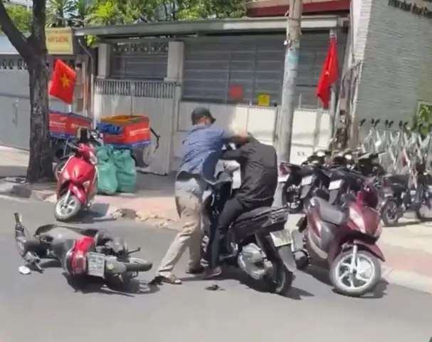 Người Đàn Ông Chạy Xe Attila Đập Kiếng Ô Tô Người Đàn Ông Chạy Xe Attila Đập Kiếng Ô Tô