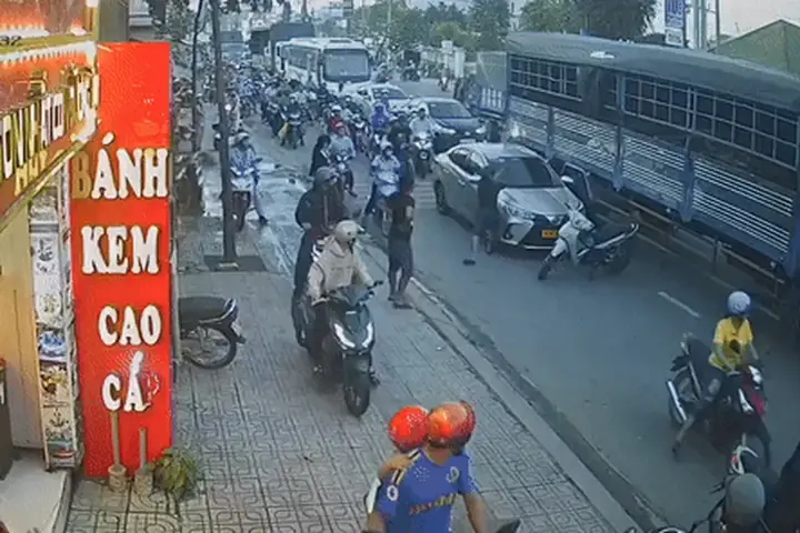 Người Đàn Ông Chạy Xe Đập Kiếng Ô Tô Người Đàn Ông Chạy Xe Đập Kiếng Ô Tô