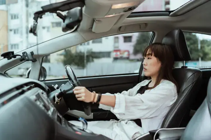 Người Phụ Nữ Bận Rộn Với Xe Ô Tô