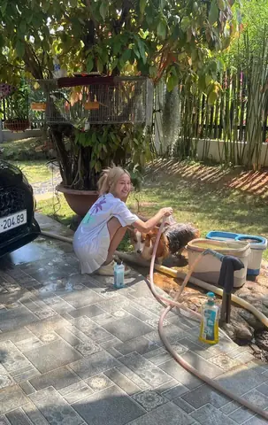 Nữ Diển Viên Bên Xe Ô Tô Nữ Diển Viên Bên Xe Ô Tô