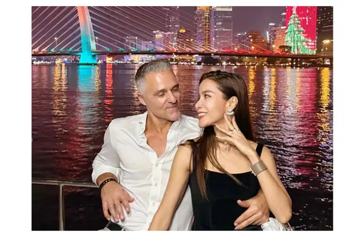 Nữ Diển Viên Đe P Xuô Ng Xe Ô Tô