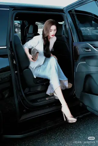 Nữ Diển Viên Đẹp Bước Xuống Xe Ô Tô Nữ Diển Viên Đẹp Bước Xuống Xe Ô Tô