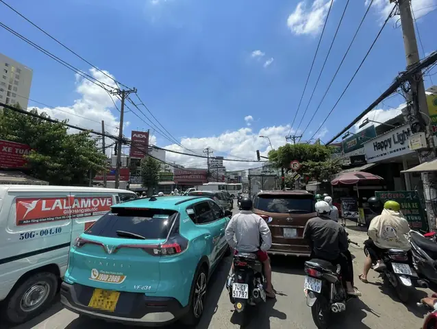 Phạt Xe Máy Đi Vào Làn Ô Tô