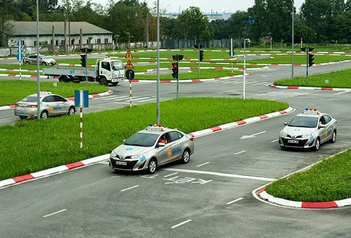 Tập Lái Xe Ô Tô: Hướng Dẫn Chi Tiết Từ A-z Cho Người Mới Bắt Đầu