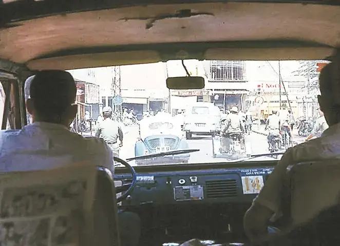 Hướng Dẫn Toàn Diện: Cách Chở Người Đi Nhờ Xe Ô Tô An Toàn Và Đúng Pháp Luật Hướng Dẫn Toàn Diện: Cách Chở Người Đi Nhờ Xe Ô Tô An Toàn Và Đúng Pháp Luật