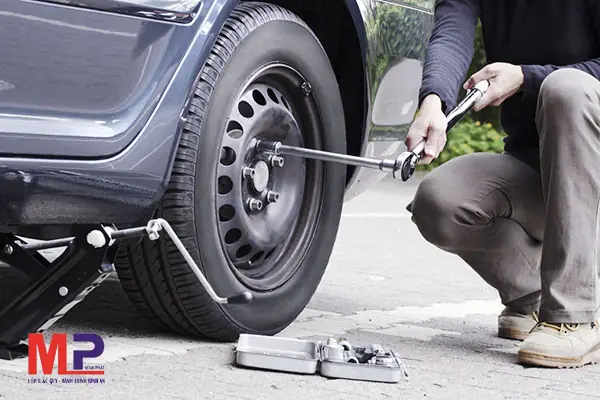 Thay Lốp Xe Ô Tô: Dấu Hiệu Cần Thay Và Hướng Dẫn Cho Người Mới