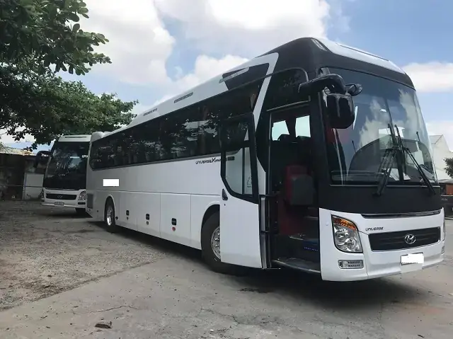 Xe Ô Tô Khách 50 Chỗ: Đánh Giá Chi Tiết 5 Dòng Xe Hàng Đầu